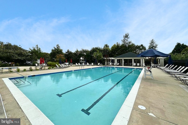 712 Pearson Point Pl, Annapolis, MD 21401 - community pool with a patio and view of wooded area