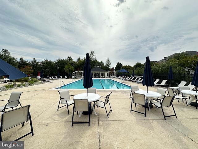 712 Pearson Point Pl, Annapolis, MD 21401 - community pool featuring a patio area