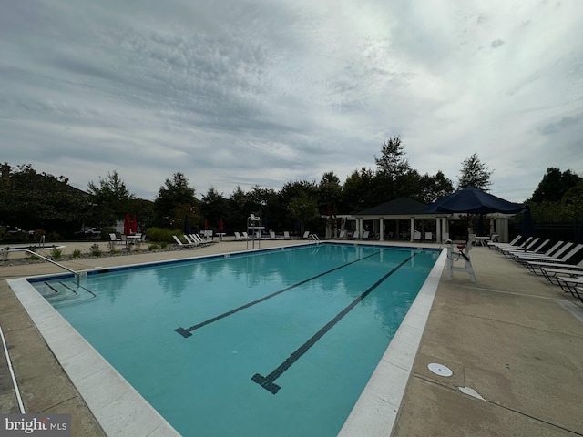 712 Pearson Point Pl, Annapolis, MD 21401 - community pool with a patio