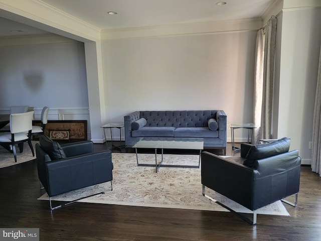 living area featuring crown molding, recessed lighting, baseboards, and wood finished floors