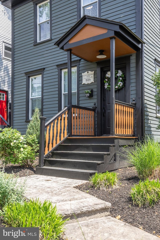 entrance to property featuring covered porch