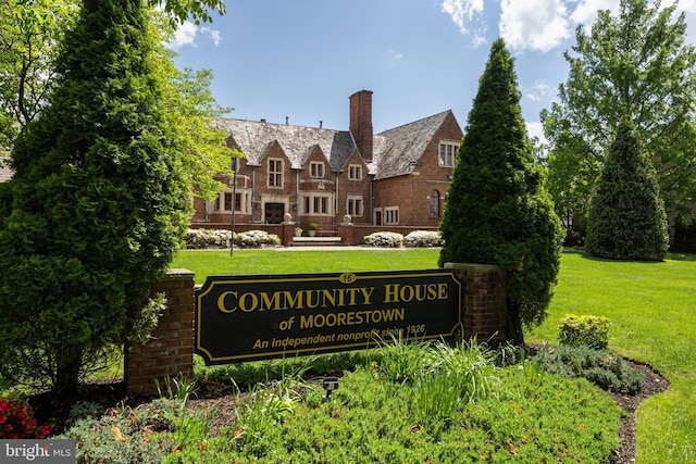 community / neighborhood sign featuring a lawn