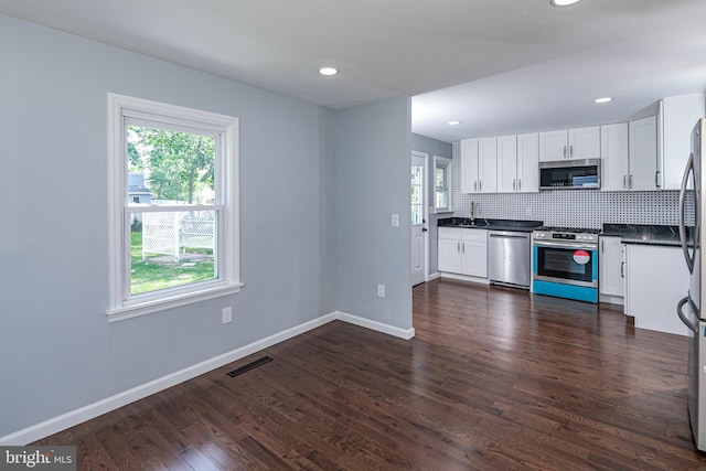 kitchen with visible vents, plenty of natural light, dark countertops, and stainless steel appliances