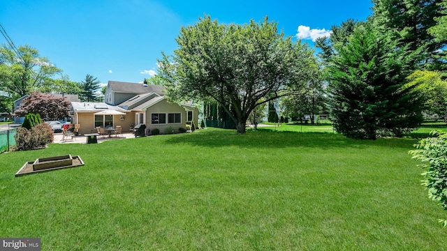view of grassy yard featuring a patio