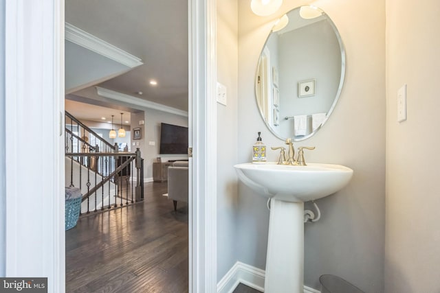 bathroom with crown molding, recessed lighting, baseboards, and wood finished floors