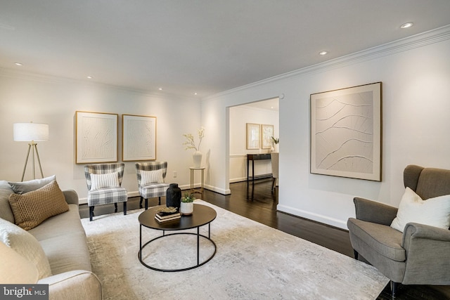 living room featuring dark wood-style floors, ornamental molding, baseboards, and recessed lighting