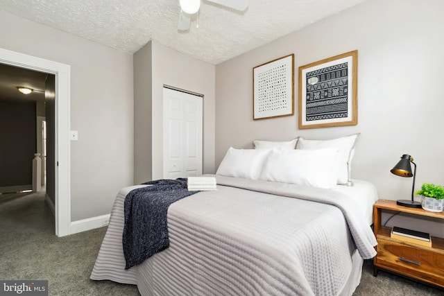 bedroom with carpet floors, a textured ceiling, a ceiling fan, baseboards, and a closet