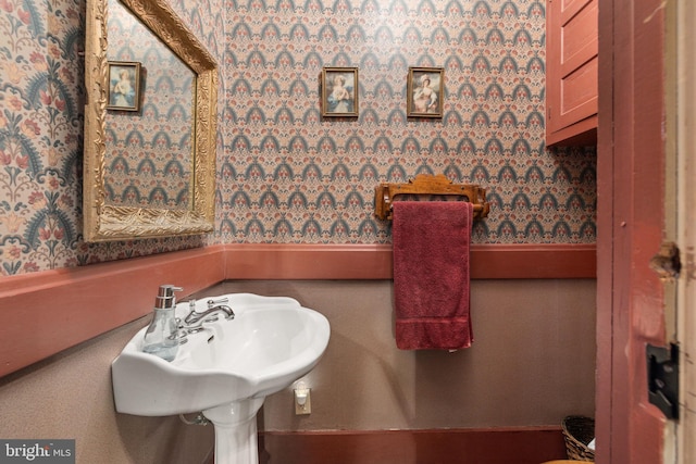 bathroom featuring wallpapered walls