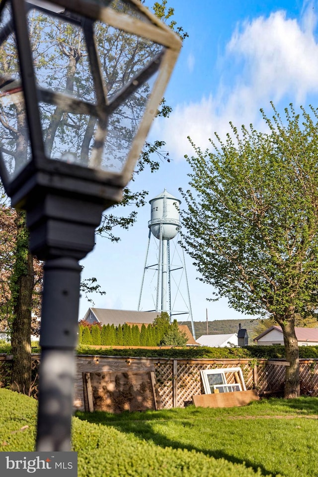 view of property's community featuring a yard