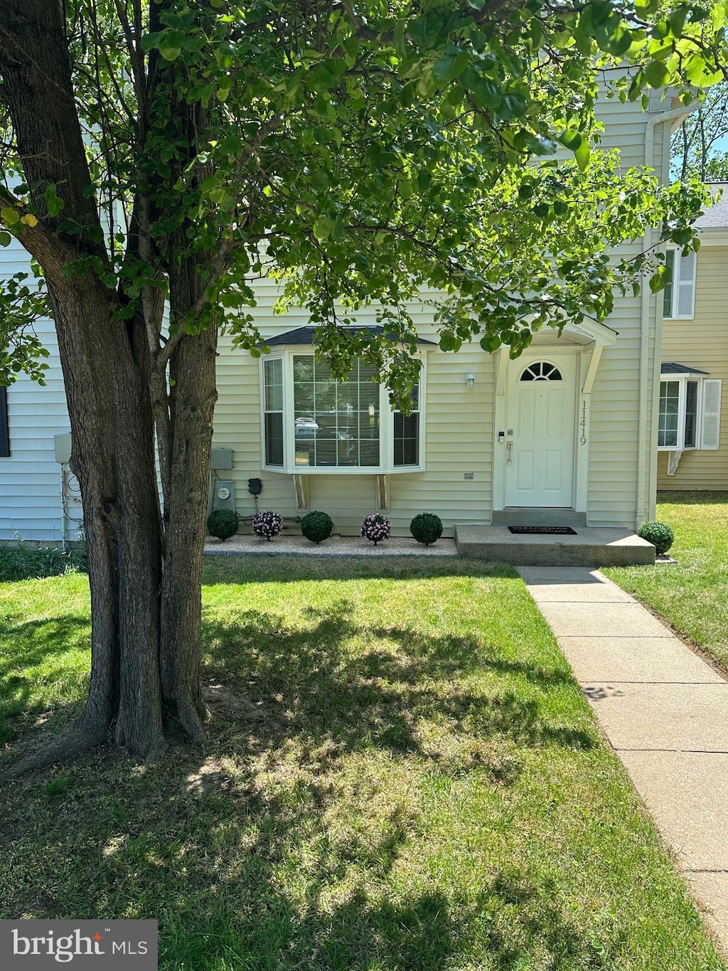 view of front of house featuring a front lawn