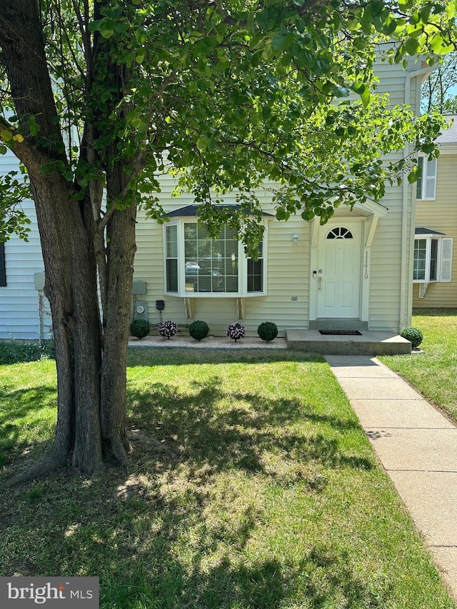 view of front of house featuring a front lawn
