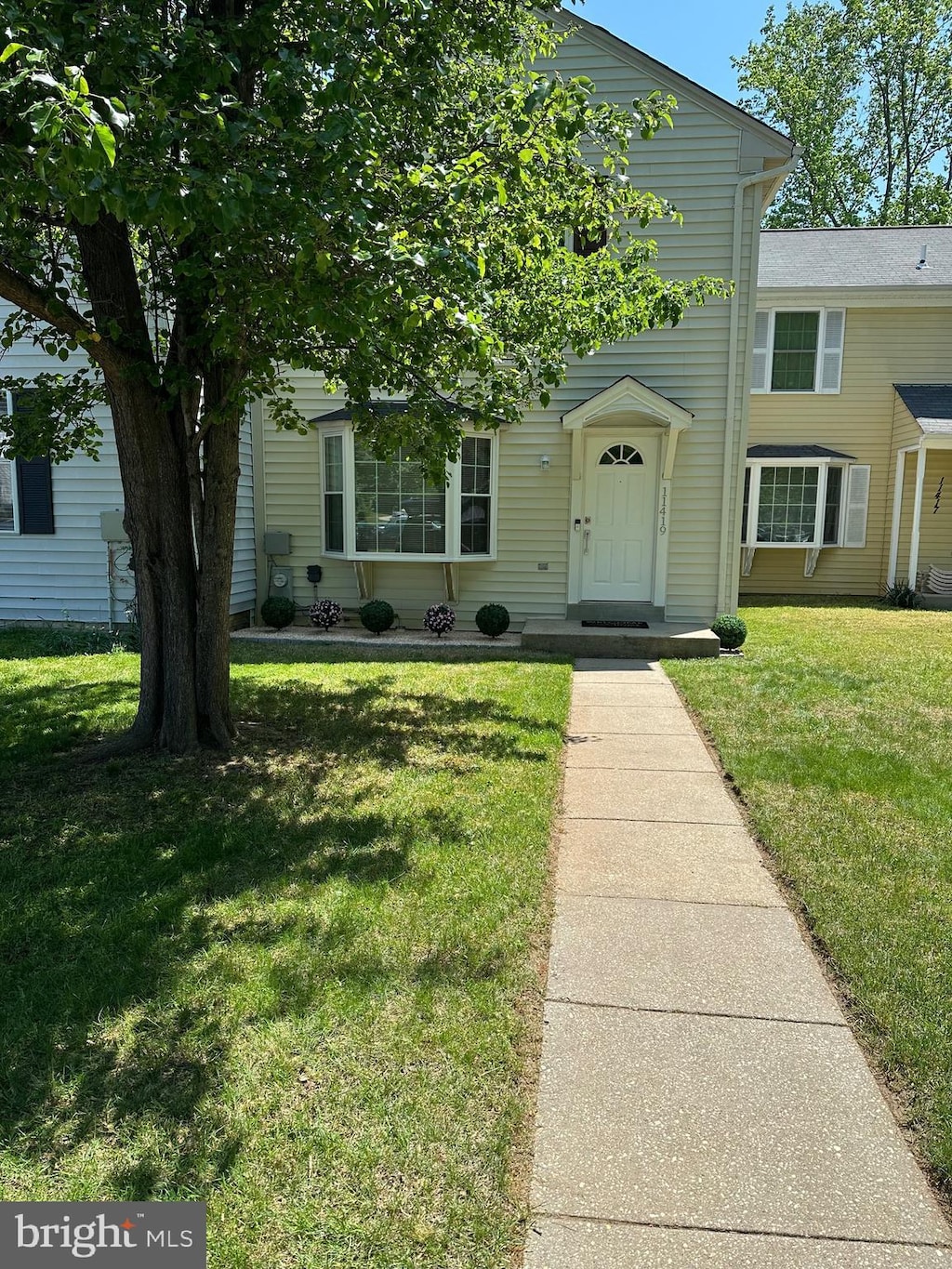 view of front of property featuring a front lawn