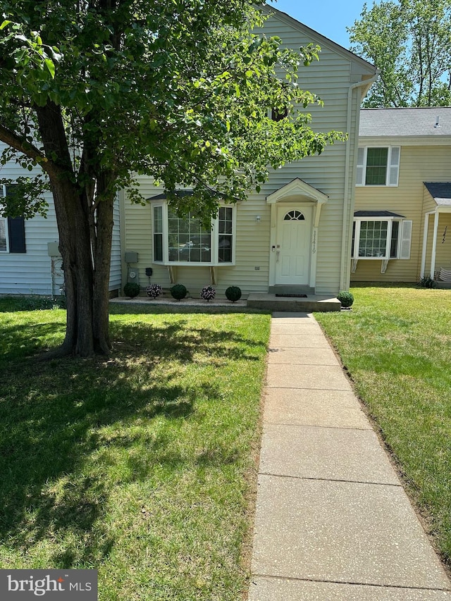 view of front of property featuring a front lawn