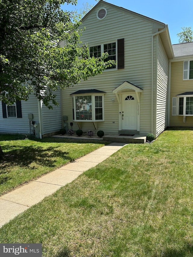 view of front of property featuring a front yard