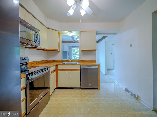 kitchen featuring a sink, visible vents, ceiling fan, light countertops, and appliances with stainless steel finishes