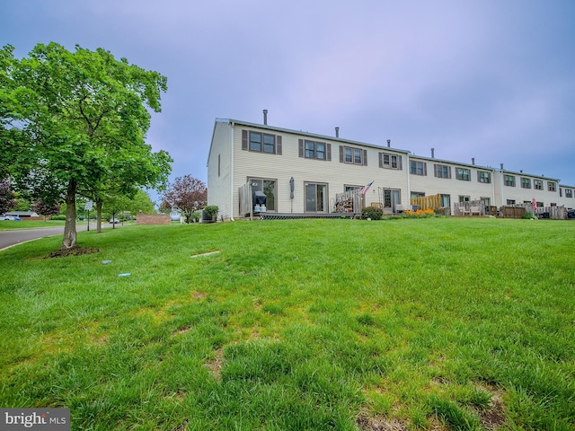 townhome / multi-family property with a front lawn