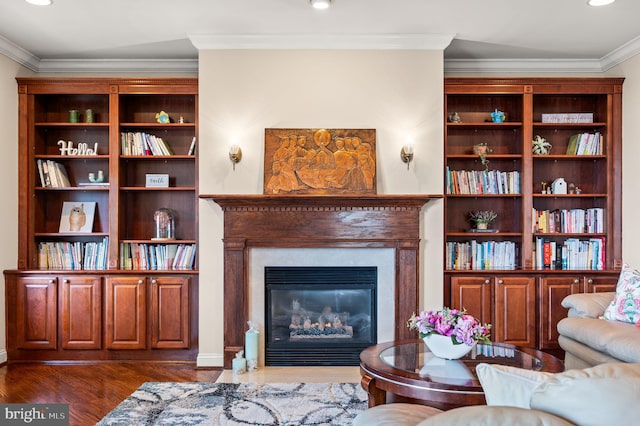 living room featuring dark wood finished floors, ornamental molding, a glass covered fireplace, baseboards, and recessed lighting
