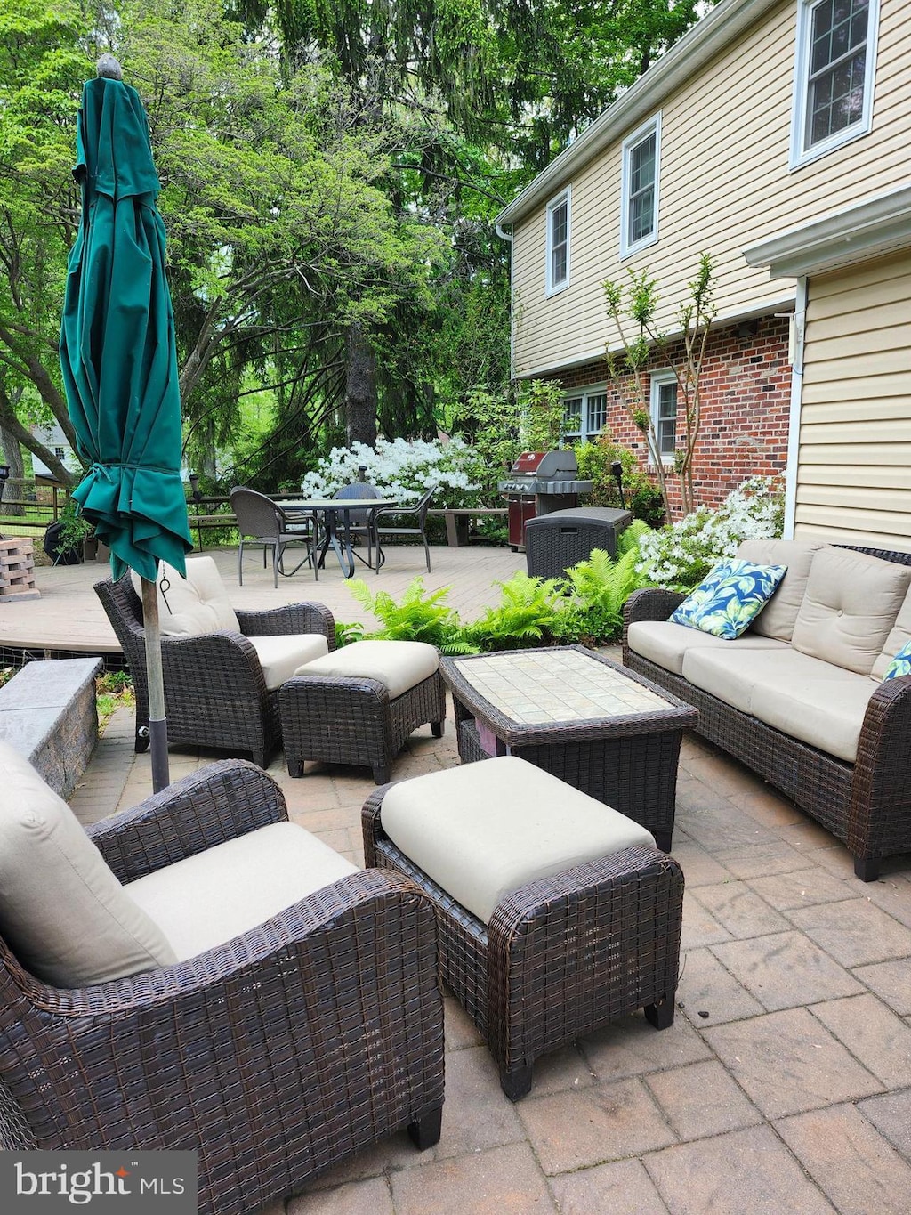view of patio / terrace featuring outdoor dining area and outdoor lounge area