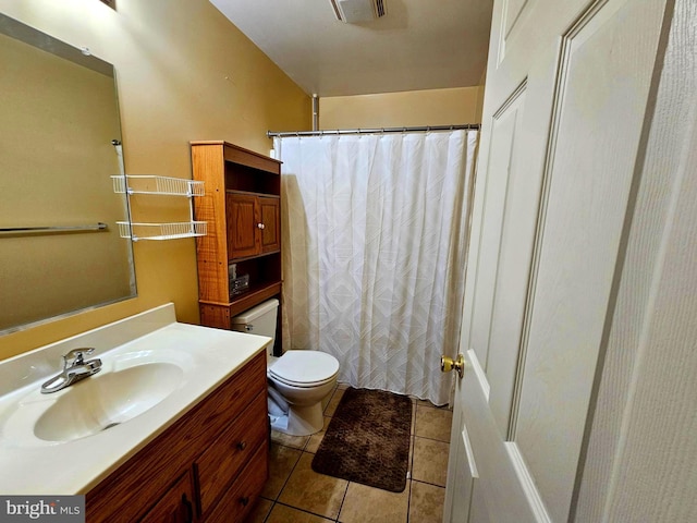 full bathroom featuring toilet, a shower with curtain, tile patterned floors, visible vents, and vanity