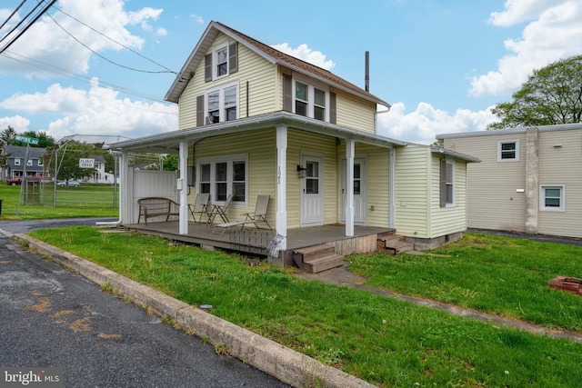 farmhouse-style home featuring a porch and a front lawn