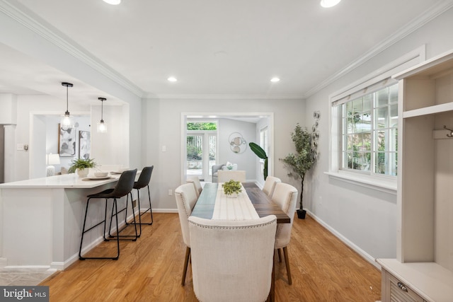 dining room with light wood-style flooring, recessed lighting, ornamental molding, and baseboards