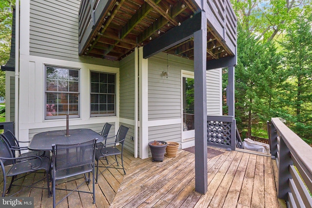 deck with outdoor dining space