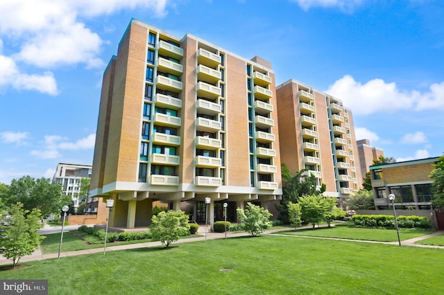 view of apartment building / complex
