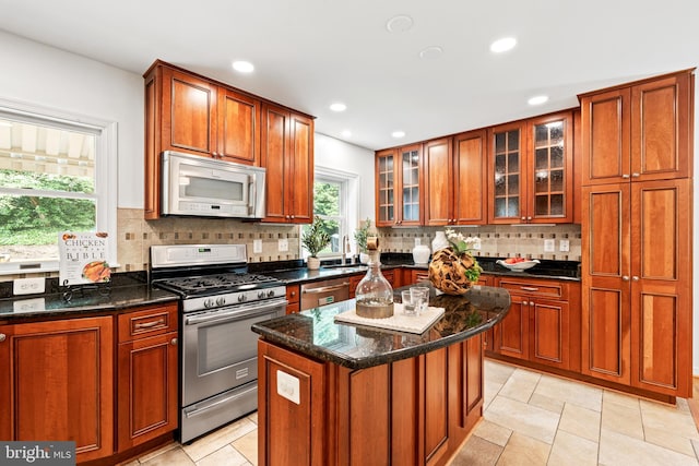 708 W Timber Branch Pkwy, Alexandria, VA 22302 - kitchen featuring stainless steel appliances, decorative backsplash, a sink, recessed lighting, and a kitchen island