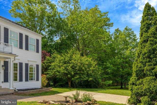 73 Mcpherson Cir, Sterling, VA 20165 - view of grassy yard featuring a balcony