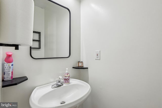 bathroom featuring a sink