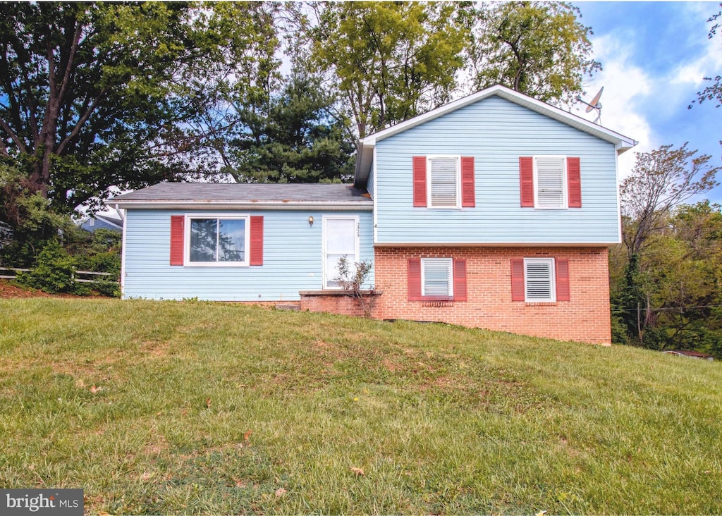 2529 N Sharlaine Dr, Staunton, VA 24401 - split level home with a front yard and brick siding
