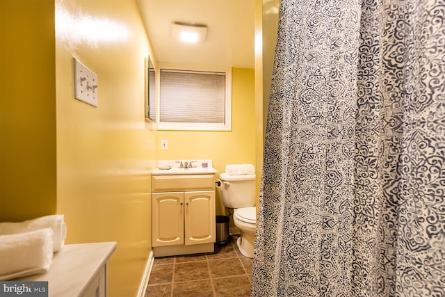 full bathroom featuring vanity, toilet, a shower with shower curtain, and baseboards