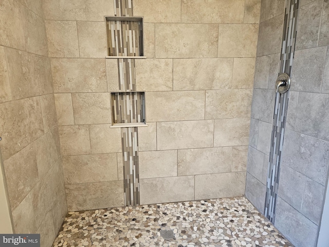 bathroom featuring a tile shower