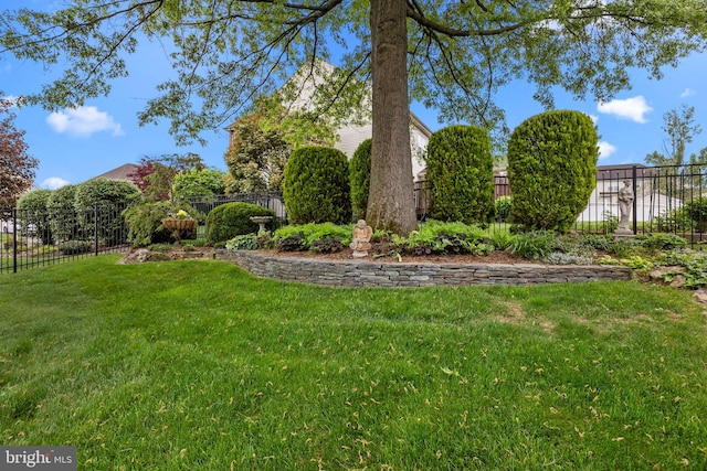 view of yard featuring fence