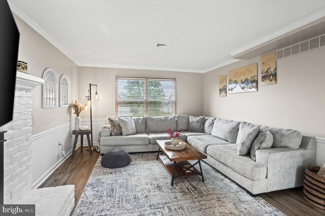 6122 Wallingford Way, Mechanicsburg, PA 17050 - living area featuring ornamental molding and wood finished floors