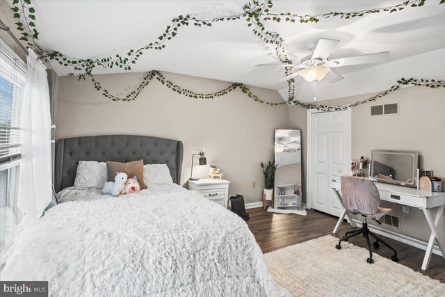 6122 Wallingford Way, Mechanicsburg, PA 17050 - bedroom featuring baseboards, a ceiling fan, visible vents, and wood finished floors