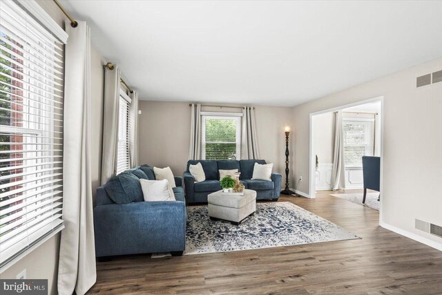 6122 Wallingford Way, Mechanicsburg, PA 17050 - living area featuring baseboards, visible vents, and wood finished floors