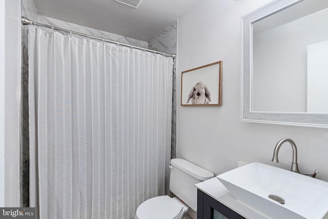 full bathroom with toilet, vanity, and curtained shower