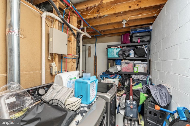storage with washer / clothes dryer