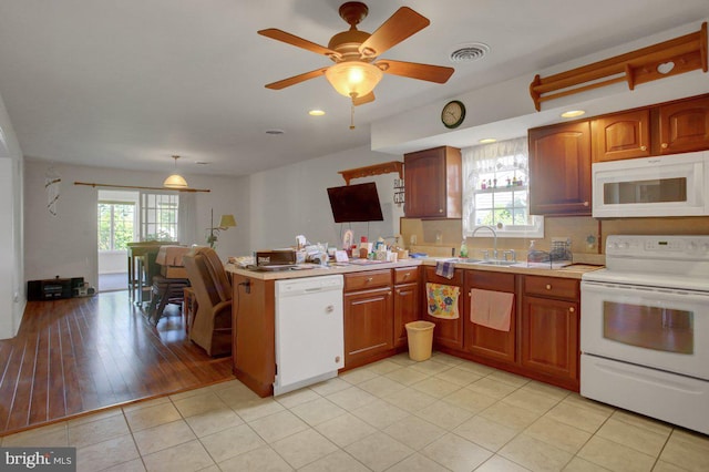 169 Lantern Ln, Chambersburg, PA 17201 - kitchen featuring visible vents, light countertops, a sink, a peninsula, and white appliances