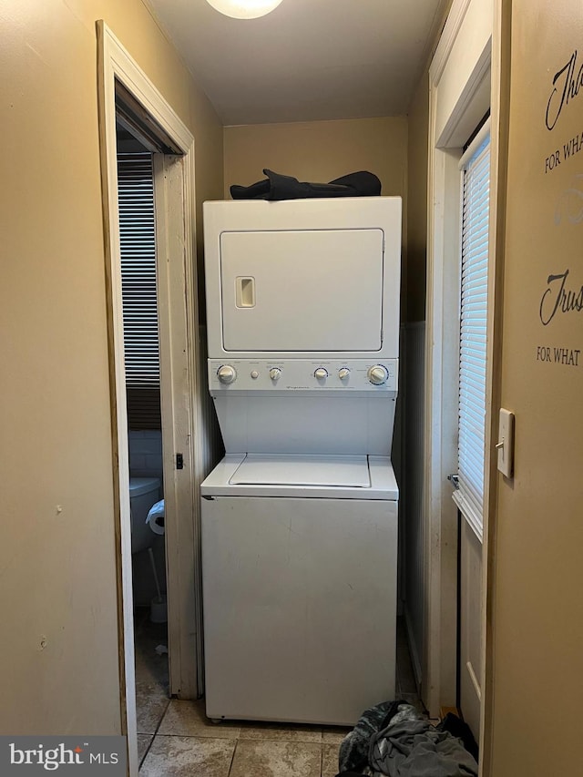 217 Federal St, Lebanon, PA 17042 - laundry room featuring stacked washer / dryer
