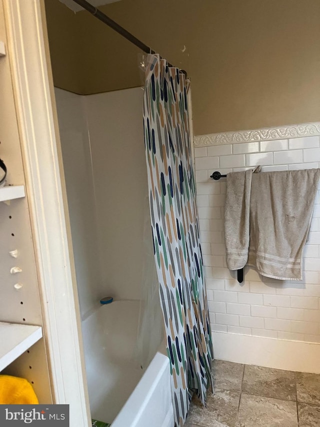 217 Federal St, Lebanon, PA 17042 - full bath with shower / bathtub combination with curtain