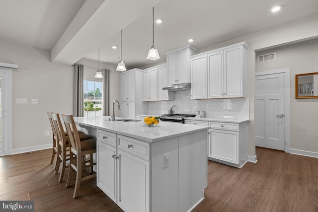 3150 Dodder Way, Odenton, MD 21113 - kitchen featuring a sink, baseboards, under cabinet range hood, dark wood-type flooring, and recessed lighting