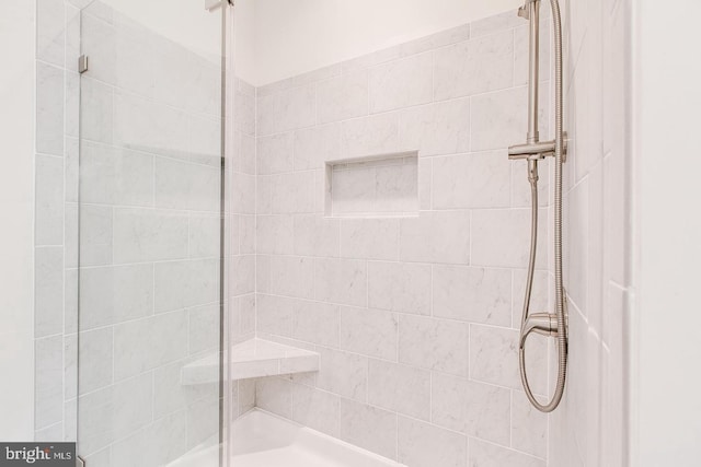 full bathroom featuring tiled shower