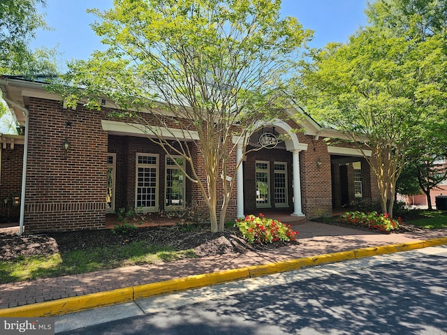 view of front facade featuring brick siding