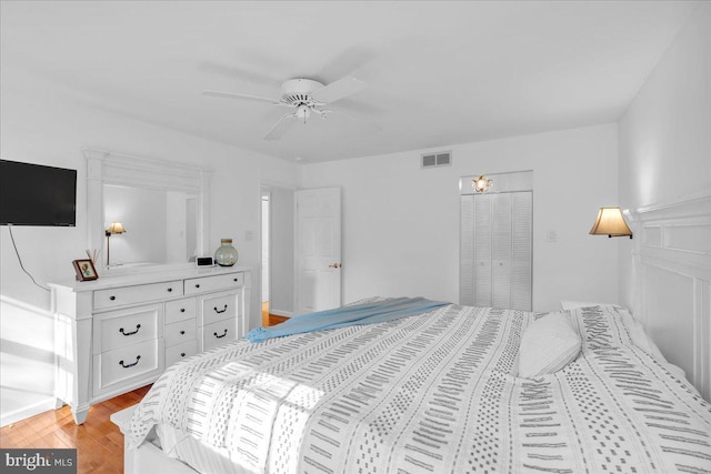 107 Forest Ave, Medford, NJ 08055 - bedroom featuring ceiling fan, light wood-style flooring, a closet, and visible vents