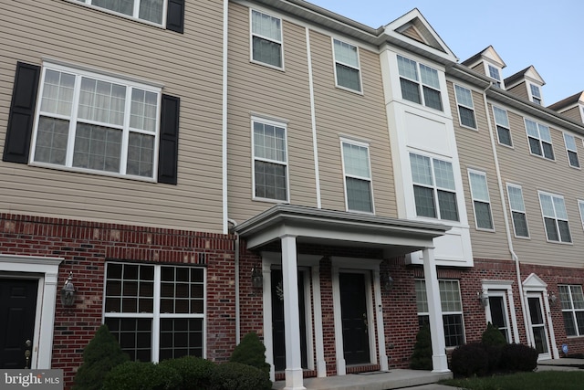 178 Creekside Way, Burlington, NJ 08016 - multi unit property featuring brick siding