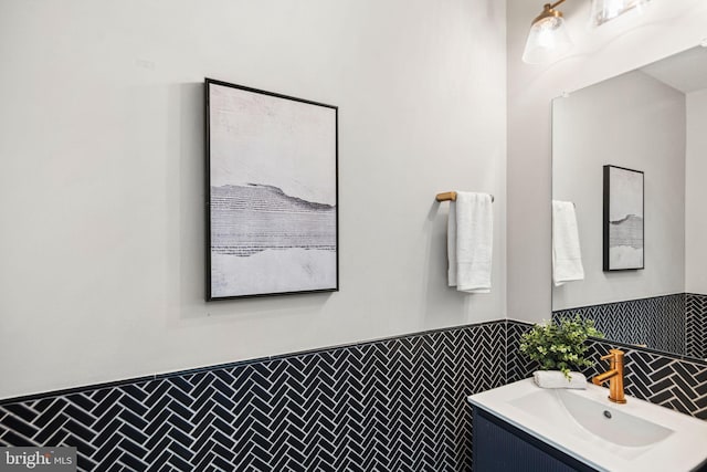 670 N 13th St, Philadelphia, PA 19123 - bathroom featuring tile walls and vanity