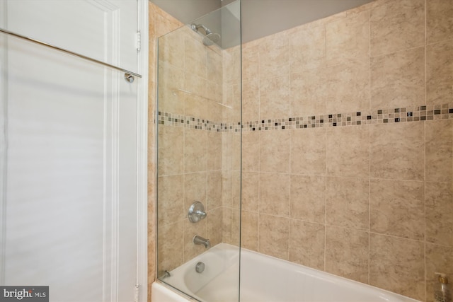 bathroom with enclosed tub / shower combo