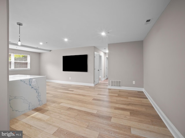 unfurnished room featuring light wood-type flooring, recessed lighting, baseboards, and visible vents